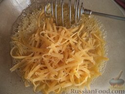 Спагетти с сыром и яйцами: Взбить и добавить 2/3 тертого сыра. Все хорошо перемешать.