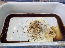 Жареная скумбрия: Сделайте маринад. В посуду положите: майонез, соевый соус, приправу к рыбе и смесь свежемолотых перцев.