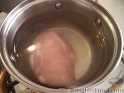 Салат "Оливье" с куриным мясом: Куриное филе выложить в кастрюльку, залить холодной водой, поставить на огонь. Довести до кипения. Варить на небольшом огне, под крышкой до готовности (около 30 минут). Мясо вынуть. Охладить.
