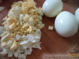 Салат "Оливье" с куриным мясом: Куриные яйца очистить, промыть. Нарезать кубиками.
