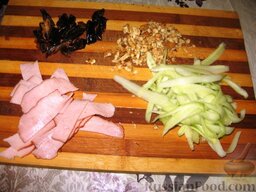 Салат-коктейль с финиками: Огурцы очистить и нарезать полосками без семенной части. Тонкими ломтиками нарезать ветчину. Из фиников вынуть косточки и нарезать их кусочками. Орехи измельчить.