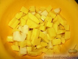 Зеленый борщ с ревенем по-венгерски: Картофель порезать кубиками и выложить в бульон. Варить 15 минут. Добавить в бульон свеклу и варить 5 минут.