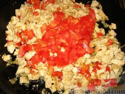 Картофельные лодочки, фаршированные курицей и овощами: Добавить мелко порезанные помидоры. Потушить 3 минуты.