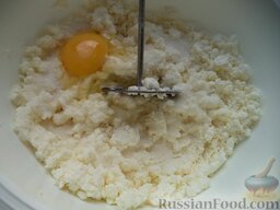 Сырники домашние из творога: Вбить в миску куриное яйцо. Добавить сахар и соль.