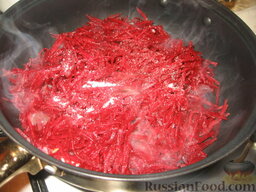 Борщ по-украински: Положить в сотейник, сбрызнуть уксусом, добавить половину жира и 5 минут обжарить, помешивая.