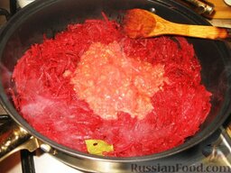 Борщ по-украински: Затем добавить протертые помидоры, сахар, лавровый лист, половник бульона и тушить на малом огне 15-20 минут.