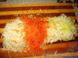 Борщ по-украински: Лук мелко порезать. Коренья и морковь порезать мелкой соломкой.