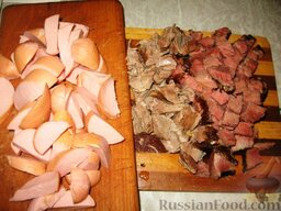 Борщ по-украински: Очистить и порезать кусочками сосиски. Из мяса удалить кости и порезать его более мелкими кусочками. Порезать кубиками ветчину.