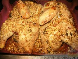 Курица, запеченная с орехами: Достать противень из духовки и снять фольгу. Курицу полить образовавшимся соусом и посыпать орехами. Поставить противень снова в духовку на 35-40 минут, чтобы курица подрумянилась.