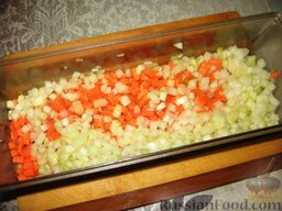 Кабачковая икра по-еврейски: Лук и морковь порезать мелкими кубиками.