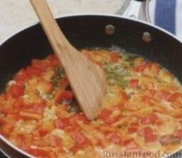 Спагетти с креветками: Как приготовить спагетти с креветками:    1. В большом сотейнике разогреть сливочное и оливковое масла на средне-слабом огне. Высыпать в сотейник болгарский перец и чеснок, жарить несколько секунд, до появления чесночного аромата. Ввести в сотейник томатную пасту и вино, готовить, помешивая, примерно 10 минут.    2. Спагетти отварить в подсоленной воде до готовности, согласно инструкции на упаковке.