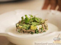 Окрошка на кефире: Украсьте блюдо веточкой свежей зелени.     Приятного аппетита!