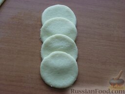 Творожное печенье "Розочки": Положить по 4 кружка внахлёст друг на друга (из 3-х кружков розочка смотрится менее симпатично).