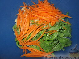 Cалат с рубцом: Морковь почистить и натереть на терке для морковки по-корейски.