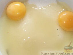Пирог клубничный: В миску высыпаем сахар и взбиваем его с яйцами.
