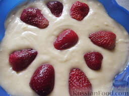Пирог клубничный: Сверху украшаем ягодами клубники.   Ставим в духовку, предварительно разогретую до 200 градусов, на 40 минут.