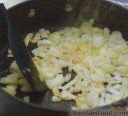 Соус из индюшиного фарша и фасоли: Как приготовить фарш индюшиный с фасолью:    В большом сотейнике разогреть на сильном огне оливковое масло, высыпать лук.