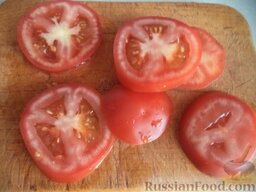 Сырный омлет с помидорами: Помидоры помыть, нарезать тонкими кружочками.