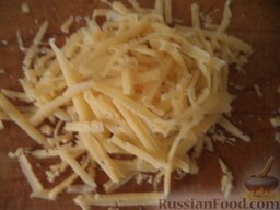Сырный омлет с помидорами: Твердый сыр натереть на крупной терке.