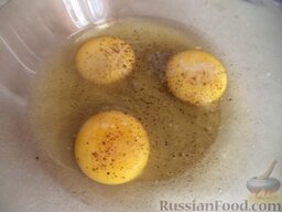 Сырный омлет с помидорами: В миску вбить яйца. Посолить, поперчить.