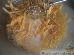 Сырный омлет с помидорами: Взбить яйца венчиком. Добавить сыр и молоко.