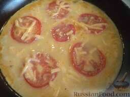 Сырный омлет с помидорами: Залить помидоры яичной смесью. Накрыть крышкой.