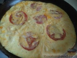 Сырный омлет с помидорами: Убавить огонь до минимального. Печь омлет под крышкой, до готовности, 3-4 минуты.