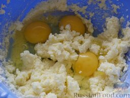 Открытый пирог с апельсинами: Добавить яйца, всё хорошо взбить миксером.