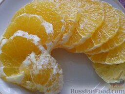 Открытый пирог с апельсинами: Апельсины очистить от кожуры, косточек и белых плёнок, нарезать кружочками.