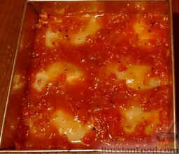 Кальмары, фаршированные рисом (Yemisto kalamari me ryzi): Фото 12. Кальмары фаршированные в форме для запекания, залитые томатным соусом.
