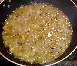 Кальмары, фаршированные рисом (Yemisto kalamari me ryzi): Фото 4. Лук, чеснок, душистый перец, тушёные в белом сухом вине.