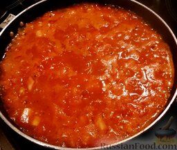 Кальмары, фаршированные рисом (Yemisto kalamari me ryzi): Фото 5. Ингредиенты томатного соуса, тушёные на медленном нагреве.