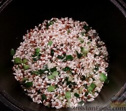 Кальмары, фаршированные рисом (Yemisto kalamari me ryzi): Фото 7. Рис и гречка, обжаренные 5 мин. с зелёным луком.