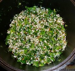 Кальмары, фаршированные рисом (Yemisto kalamari me ryzi): Фото 8. Рис, гречка, зелёный лук, укроп и петрушка. Обжаренные 5 мин.