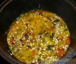 Кальмары, фаршированные рисом (Yemisto kalamari me ryzi): Фото 9. Рисовая смесь с зеленью, тушёная с белым вином и 150 мл томатного соуса.