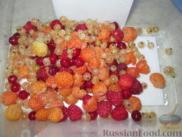 Квас ягодный: Как приготовить квас ягодный:    Ягоды (у меня смородина белая и красная, и малина) промыть и перебрать.