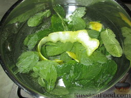 Квас ягодный: В воду добавить мяту и цедру лимона. Довести до кипения и поварить 3 минуты.