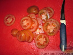 Запеканка с помидорами, цуккини и сыром: Помидорки тоже нарезать ломтиками.
