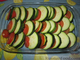 Запеканка с помидорами, цуккини и сыром: Выложить овощи в огнеупорную форму, чередуя цуккини с помидорами. Слегка подсолить. Посыпать белым молотым перцем.