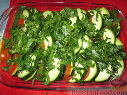 Запеканка с помидорами, цуккини и сыром: Посыпать овощи зеленью. Полить небольшим количеством оливкового масла.