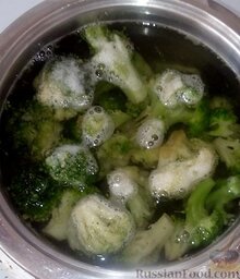 Брокколи в кляре: Как приготовить брокколи в кляре:    Отвариваем брокколи в подсоленной воде минут 5 до полуготовности. Откидываем в дуршлаг, пусть остывают.
