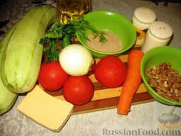Кабачки с грецкими орехами: Помидоры бланшировать, снять с них кожицу и порезать крупными ломтиками. Мелко порезать лук и морковь.