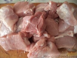 Шашлык свиной в духовке: Как приготовить свиной шашлык в духовке:    Мясо вымыть, обсушить, разрезать на порционные куски.