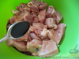 Шашлык свиной в духовке: Мясо выложить в миску. Добавить соевый соус.