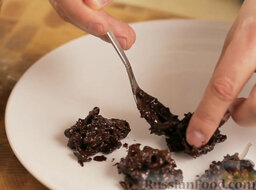 Криспи из черного шоколада с фундуком: Чайной ложкой выкладываем массу на тарелку в виде шариков. Ставим криспи в холодильник на 1 час.