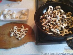 Бейк с курицей и фасолью: Нашинковать грибы, обжарить с небольшим количеством масла, посолить, поперчить.