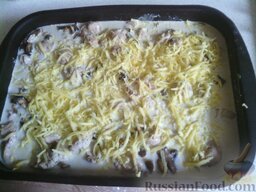 Бейк с курицей и фасолью: Залить сливками, посыпать тертым сыром и запекать в горячей духовке 30 минут.