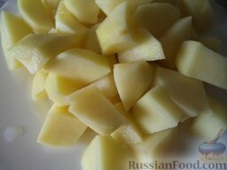 Суп из щавеля с курицей: Почистить и помыть картофель, нарезать кубиками.