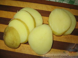 Форшмак из сельди и фасоли (и блюда с форшмаком): 2. Картофельный мильфей с форшмаком.  Отварить крупный картофель в мундире. Когда остынет, очистить его и порезать ломтиками толщиной 0,5 см.