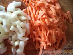 Тушеная молодая капуста с грибами и картофелем: Почистить, помыть лук и морковь. Лук нарезать кубиками, а морковь тонкой соломкой (или натереть на крупной терке).